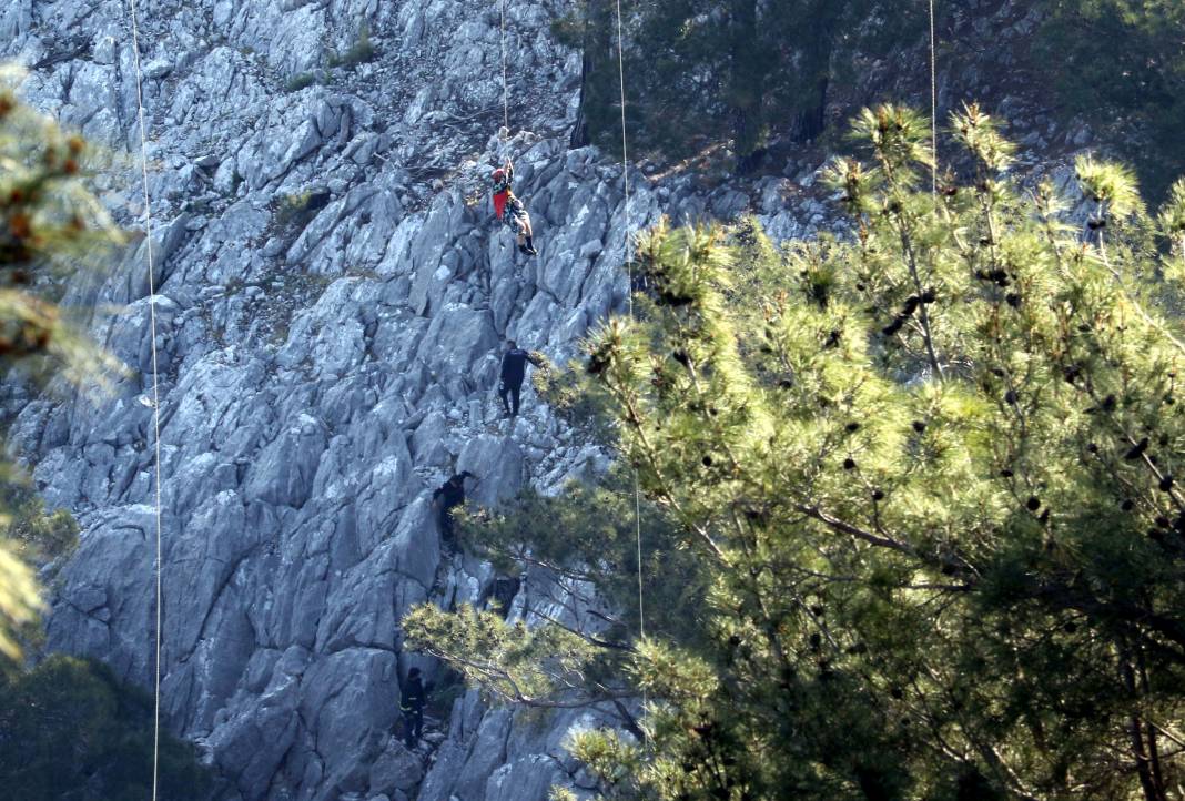 Antalya'daki Teleferik Kazasından Nefes Kesen Görüntüler! Beşik Gibi Sallanan Kabinlerde Metrelerce Yükseklikte Zamanla Yarış 3